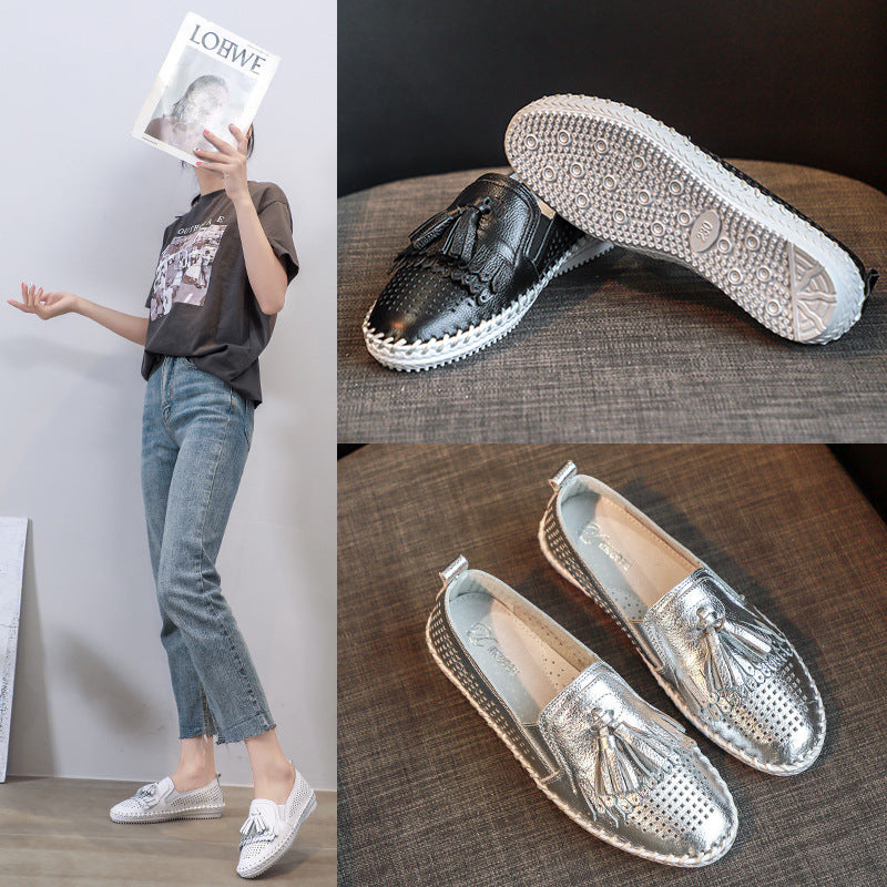 3 bilder: en kvinna står till vänster i jeans och t-shirt, andra bilden: silverfärgade loafers på en grå soffa, tredje bilden: svarta loafers på en soffa