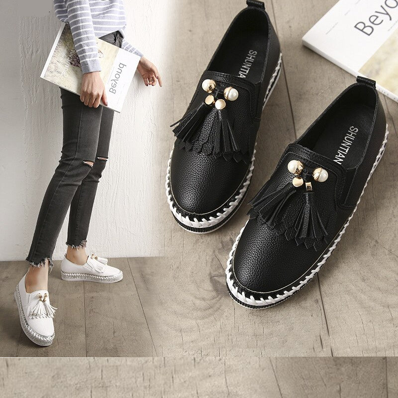 Mjuka svarta loafers med tofsar och trendiga detaljer för dam