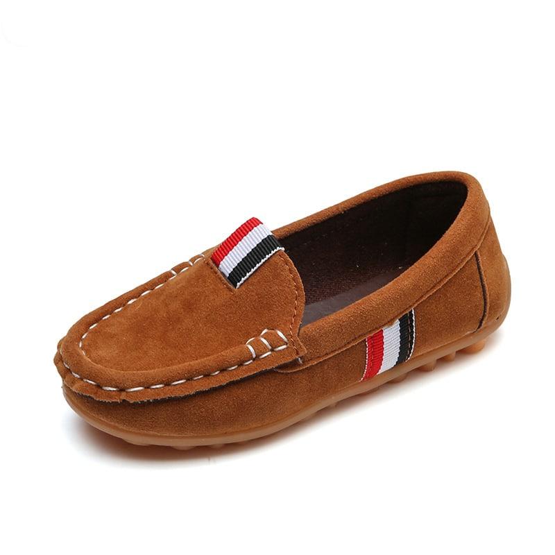 Brun mocka loafer med franska flaggan tunga på en vit bakgrund