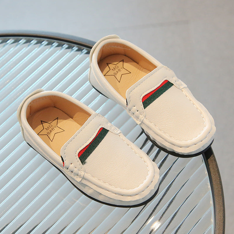 Mjuka loafers i läder med röd och grön design för pojkar, bild 2 av 8