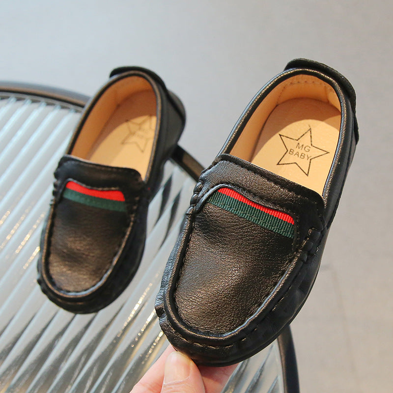 Mjuka loafers i läder med röd och grön design för pojkar, bild 3 av 8