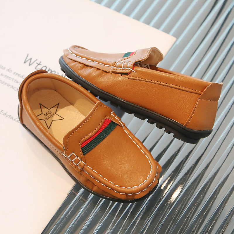 Mjuka loafers i läder med röd och grön design för pojkar, bild 4 av 8