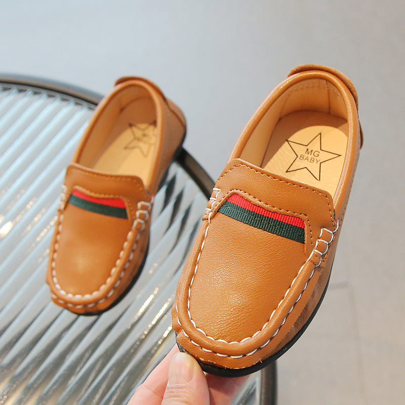 Mjuka loafers i läder med röd och grön design för pojkar, bild 5 av 8