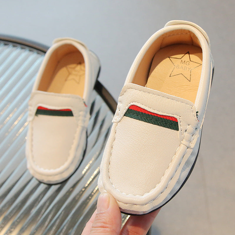 Mjuka loafers i läder med röd och grön design för pojkar, bild 7 av 8