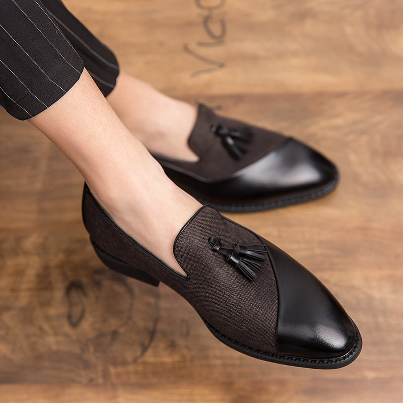 Svarta loafers med tofsar i två material med kontrasteffekt