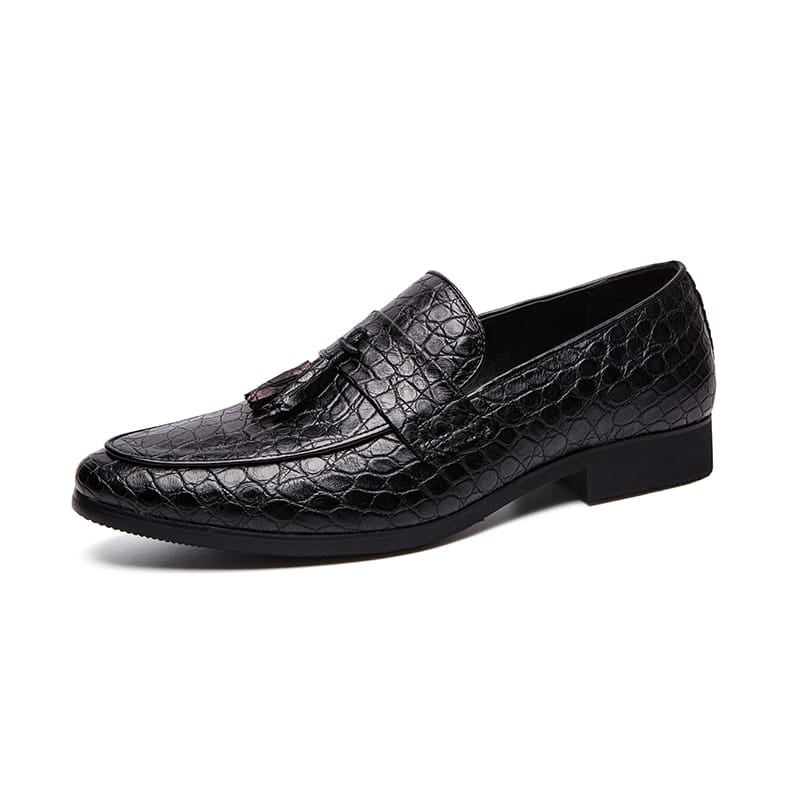 Svarta loafers med tofsar i äkta läder med ormeffekt