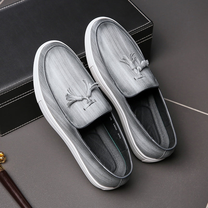 Grå loafers med tofs i läder med vita sulor för herrar