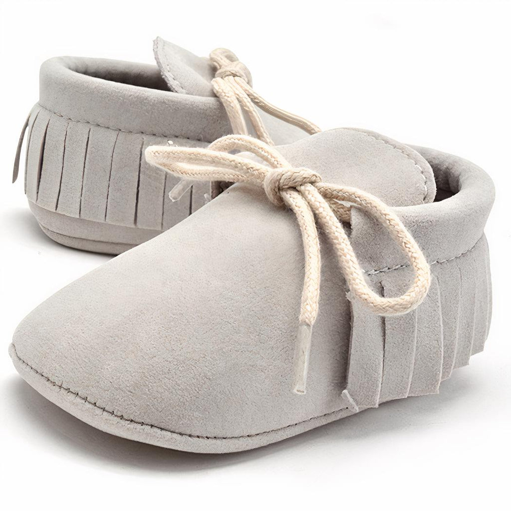 Silverfärgade babyloafers med snörning och fransar