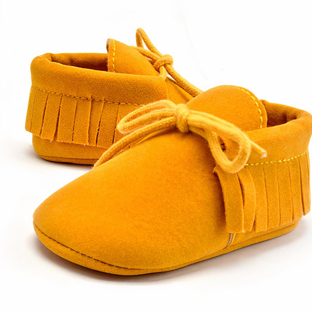 Gula babyloafers med snörning och fransar