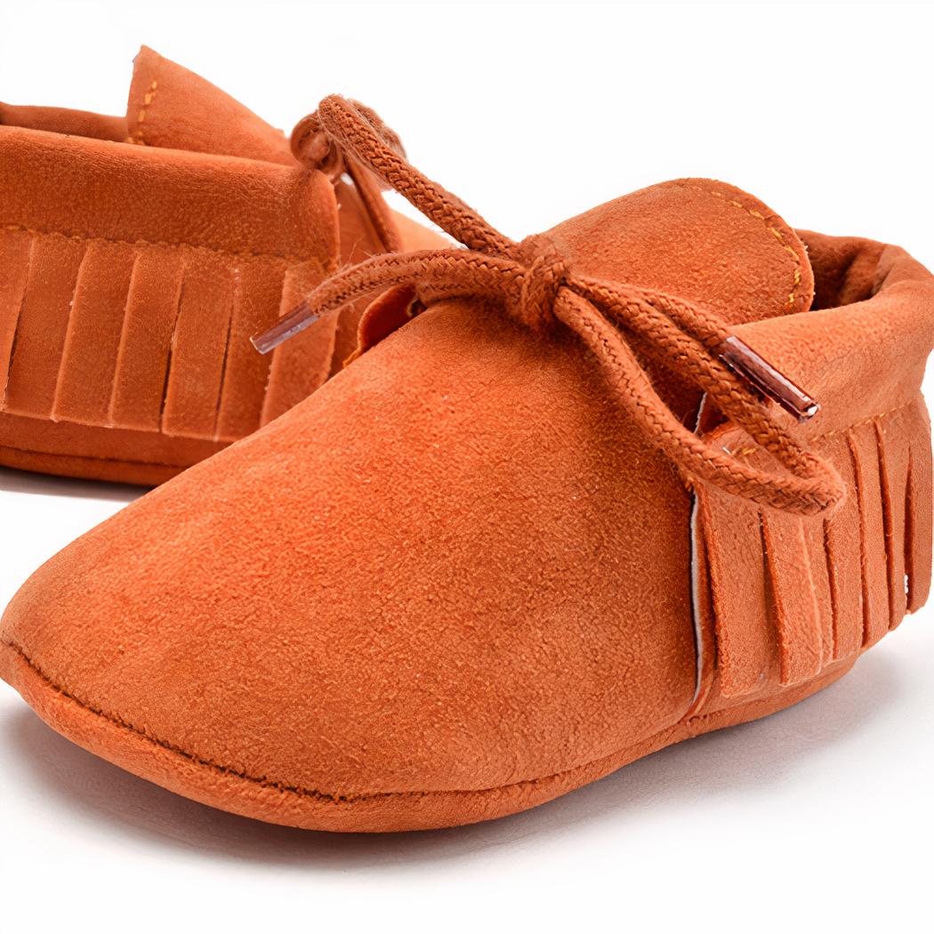 Orange babyloafers med snörning och fransar