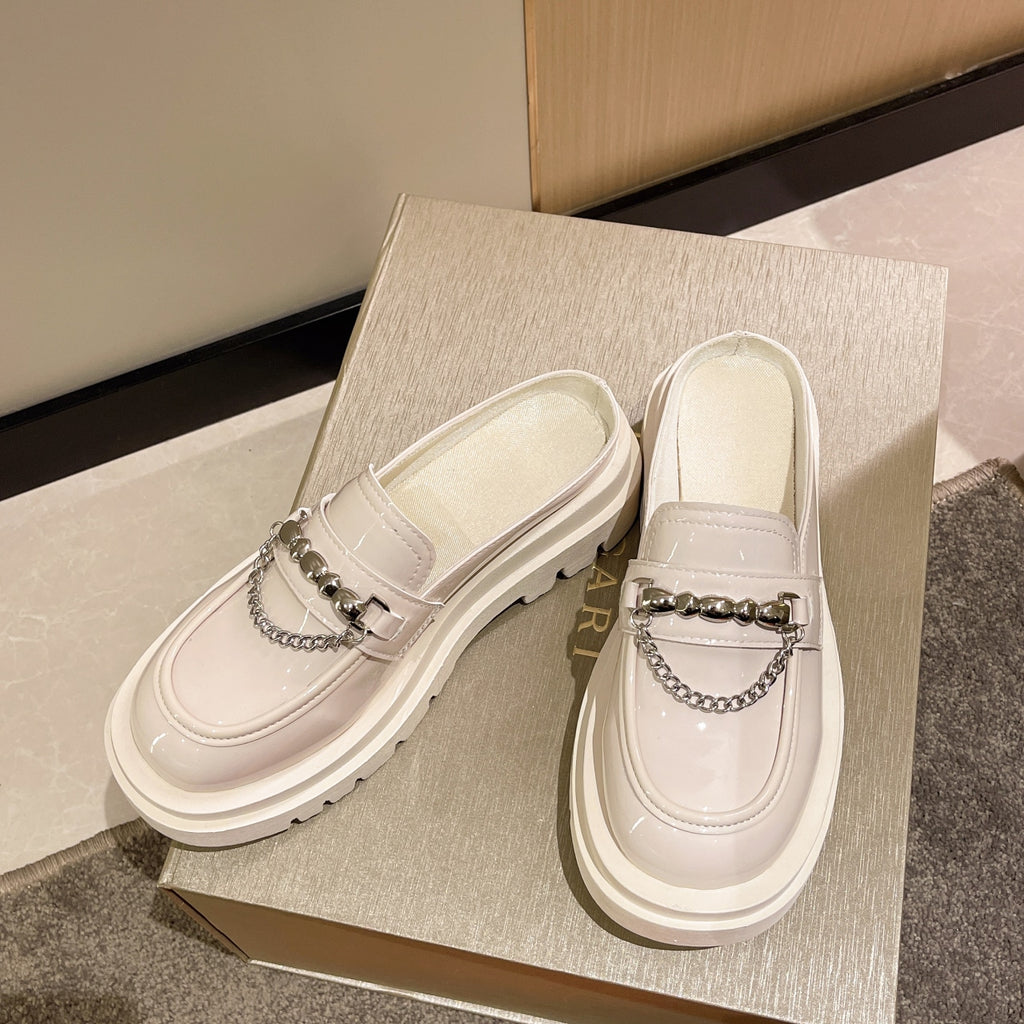 Beige plattformsmokasiner med silverfärgade kedjor för dam