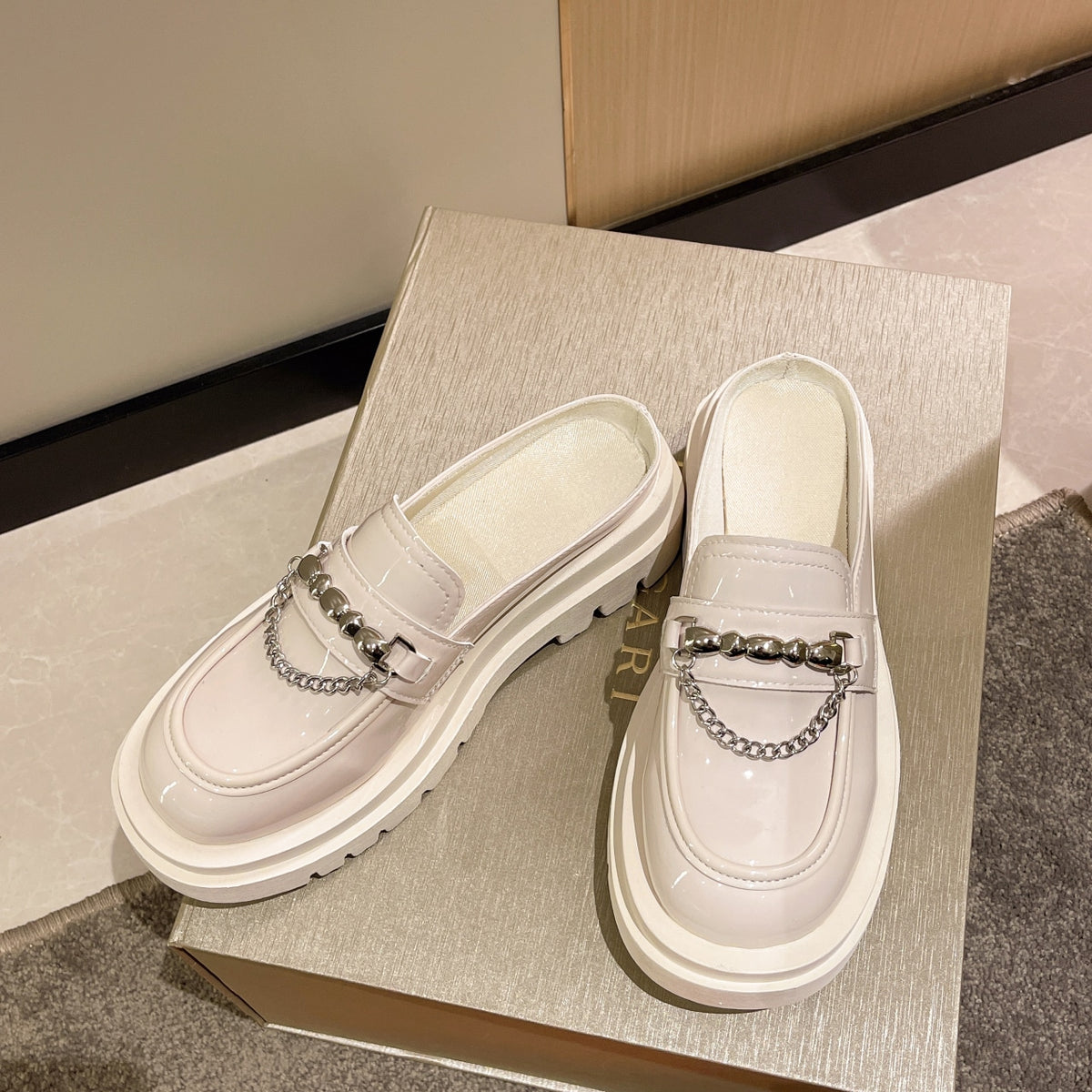 Beige plattformsmokasiner med silverfärgade kedjor för dam