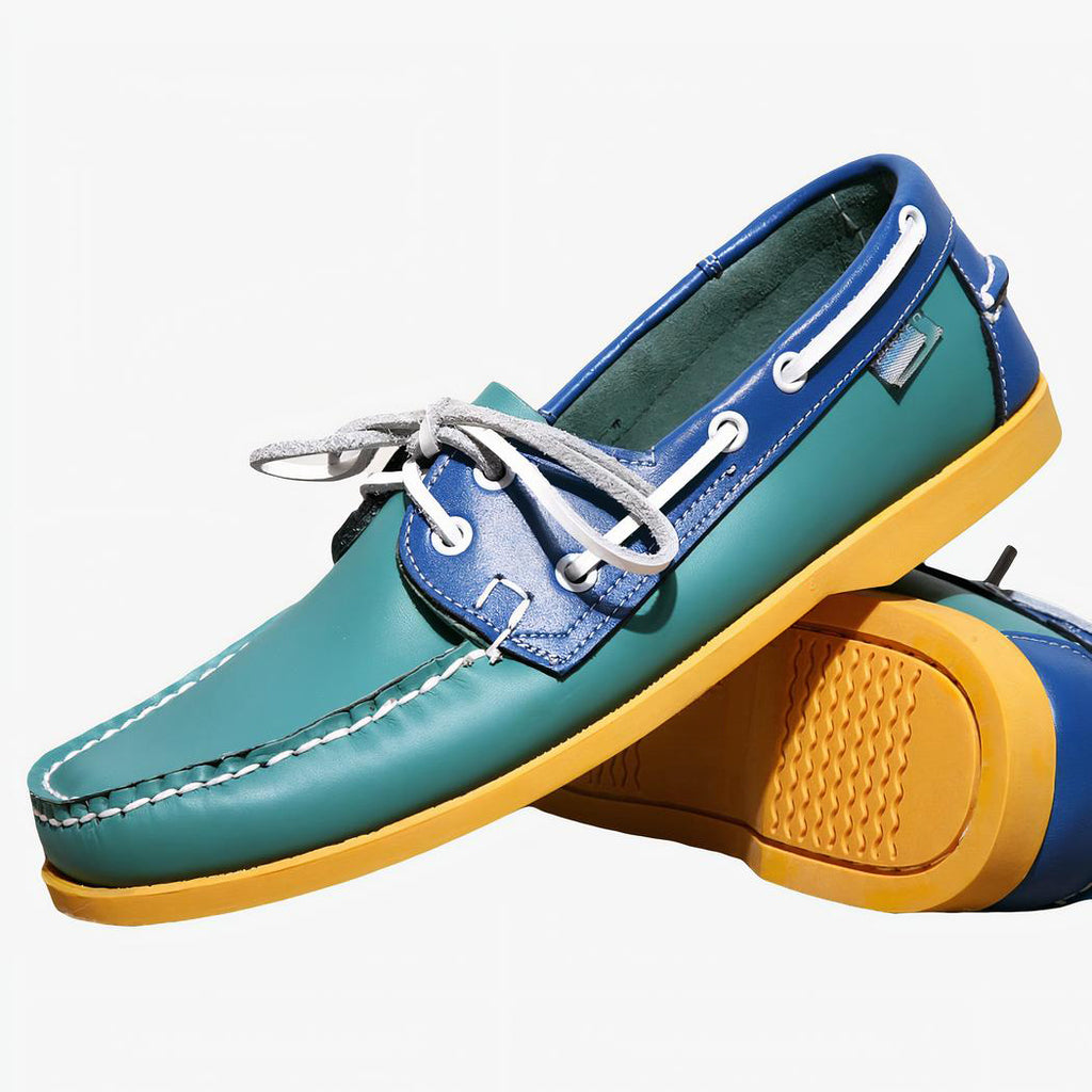 Blå och grön mockasin mot en brun och vit bakgrund.