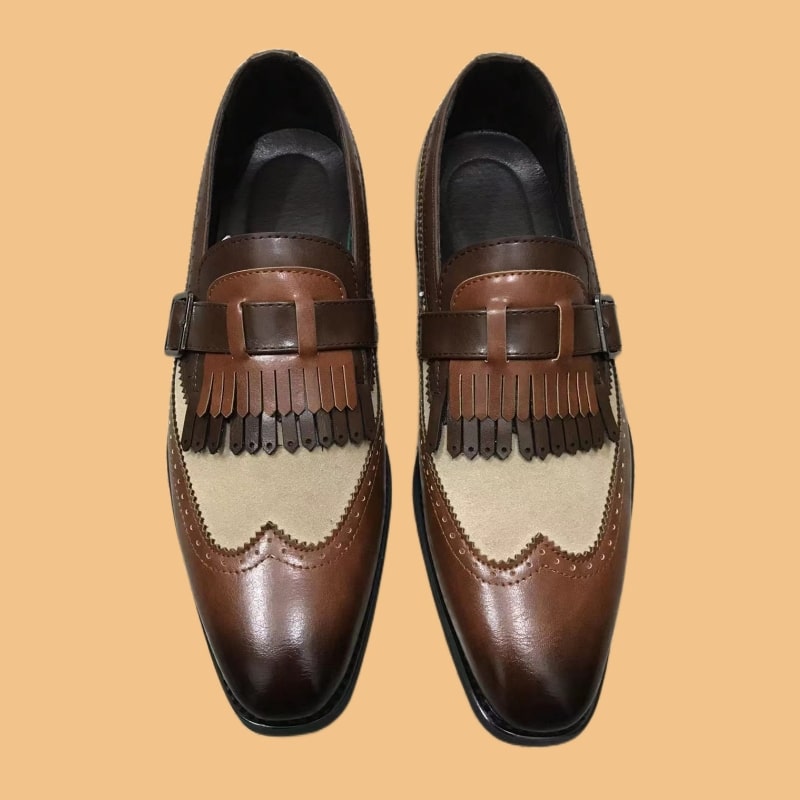Tvåfärgade bruna loafers med fransar och spänne