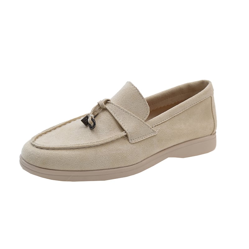 Klassiska beige loafers med tofsar i mocka för kvinnor