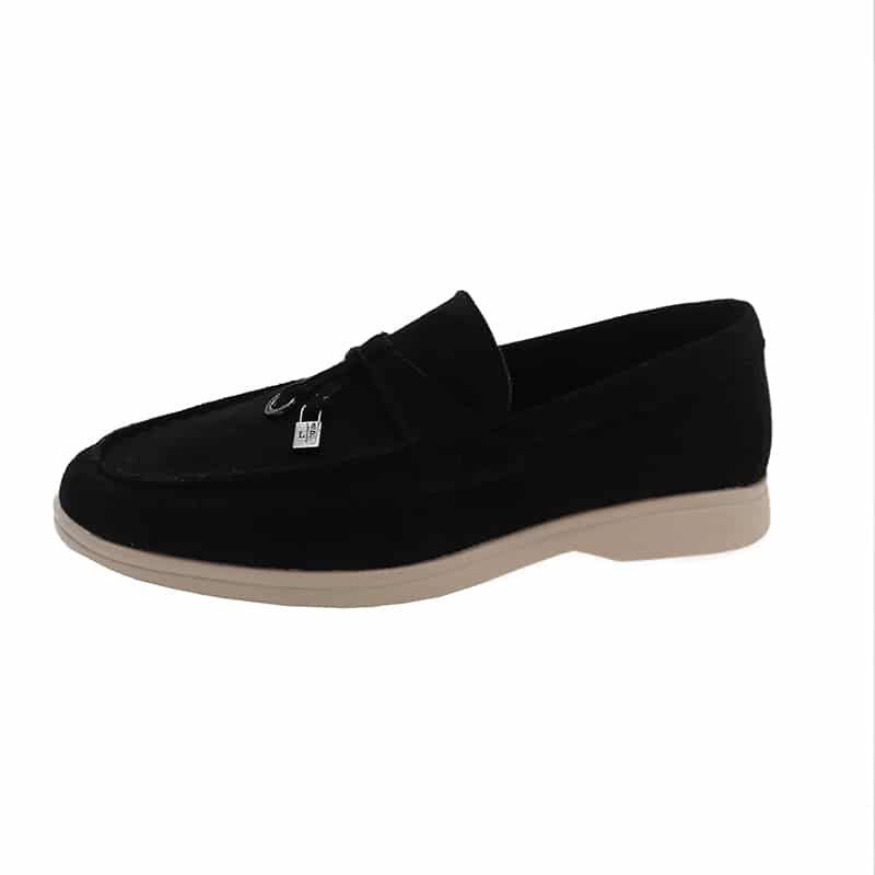 Klassiska svarta loafers med tofsar i mocka för kvinnor