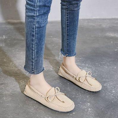 Bekväma beige loafers med broddar för damer