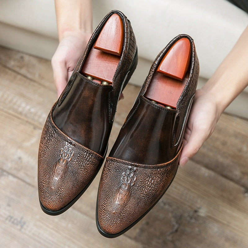 Lackerade bruna loafers med krokodileffekt i lyxutförande för herrar