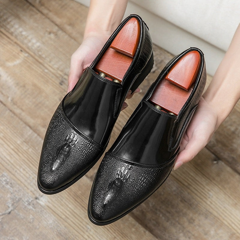 Lackerade svarta loafers med krokodileffekt i lyxutförande för herrar