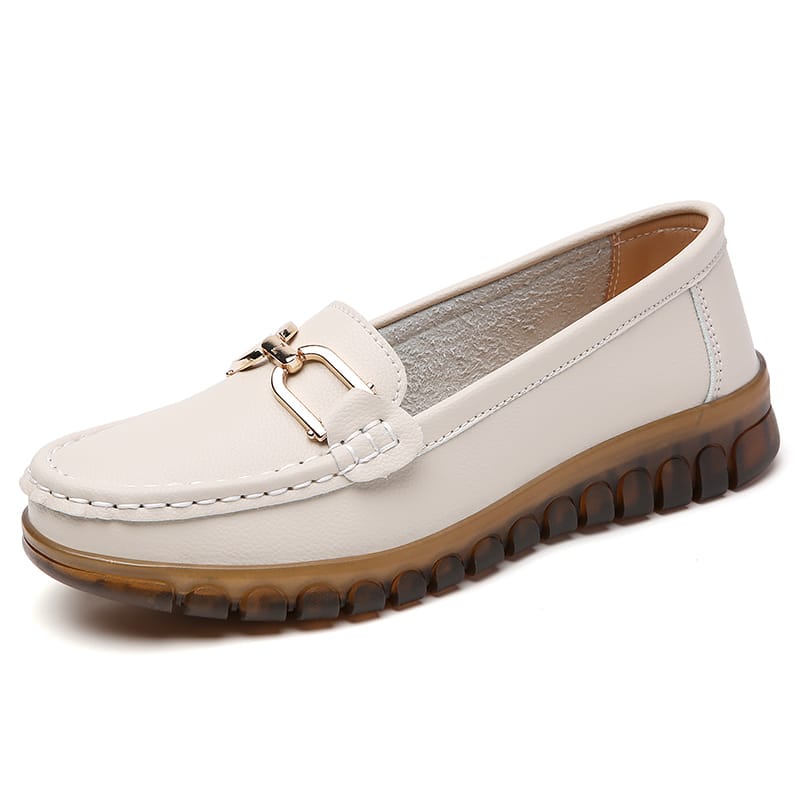 Foto av en beige moccasin mot vit bakgrund