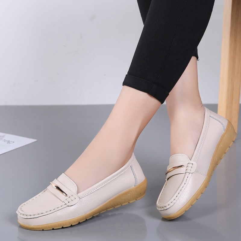Beige loafers i läderimitation med metallspänne för kvinnor