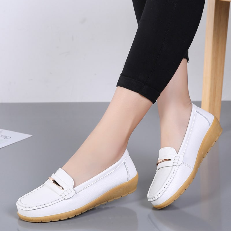 Vita loafers i läderimitation med metallspänne för kvinnor