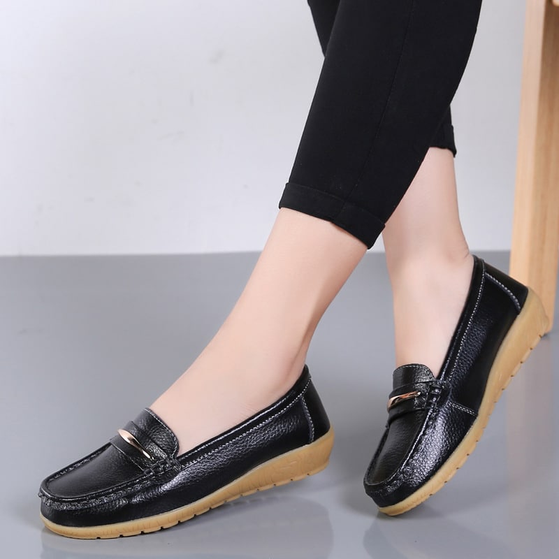 Svarta loafers i läderimitation med metallspänne för kvinnor