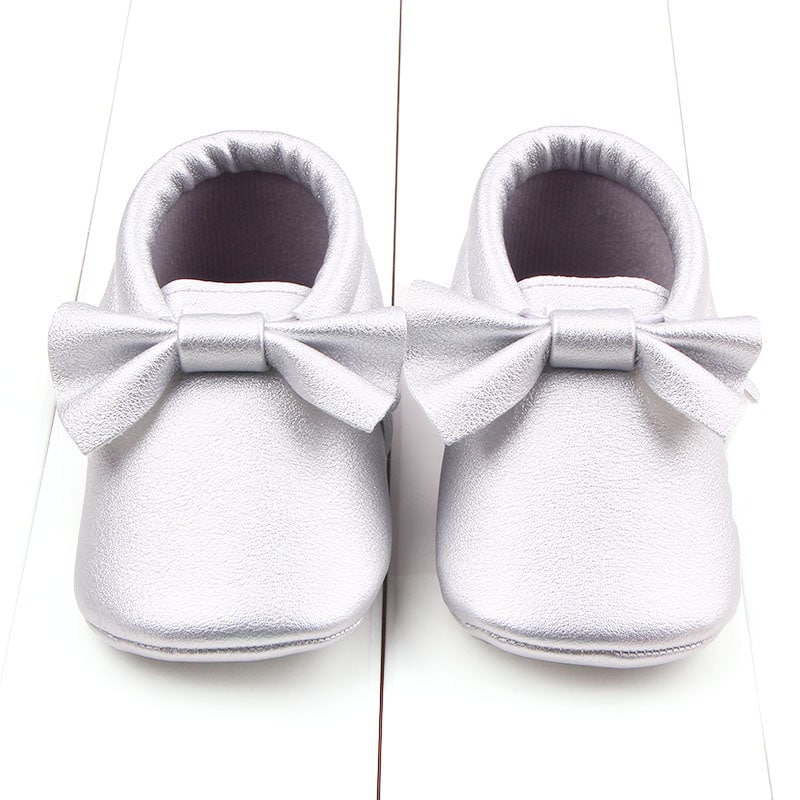 Grå lädermockasiner med stor rosett för babyflickor