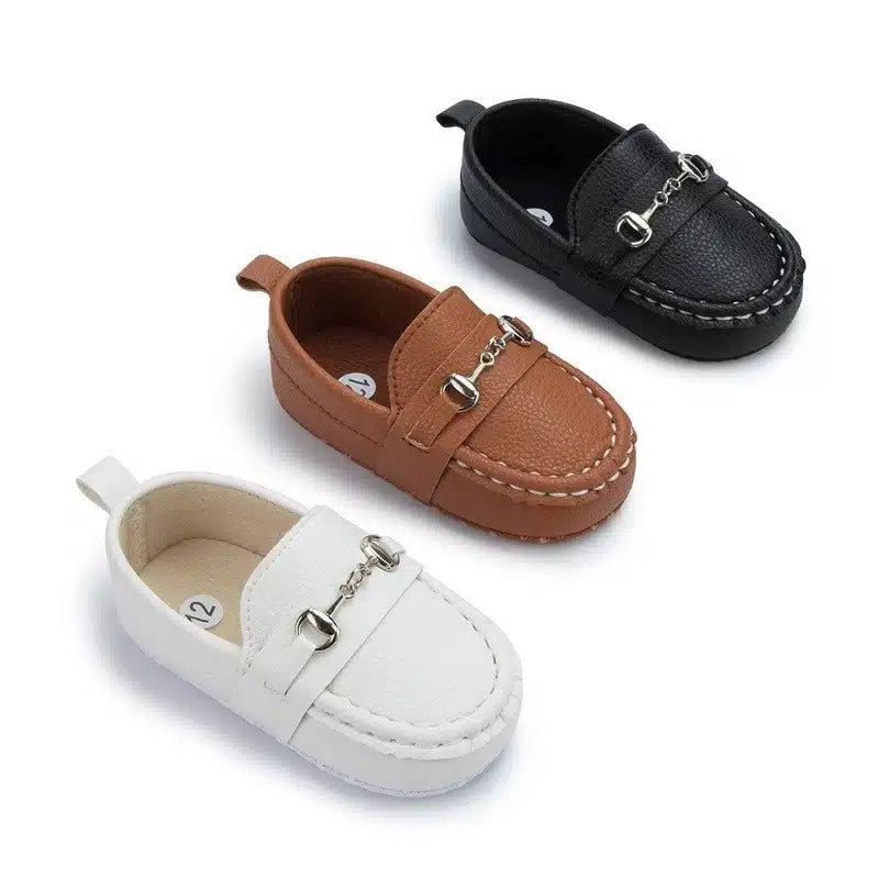 Mocassiner i kornig lädereffekt med silverbeslag för baby