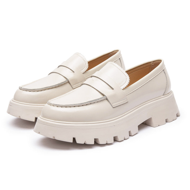Vita loafers i slätläder med tjock sula