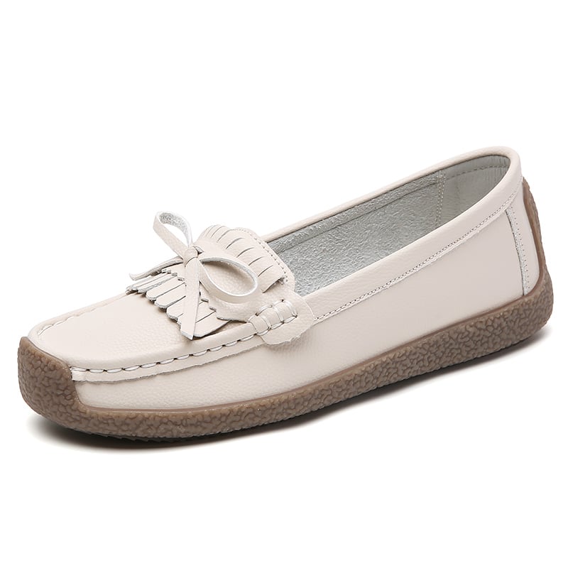 Beige loafers i äkta läder med fransar och rosett
