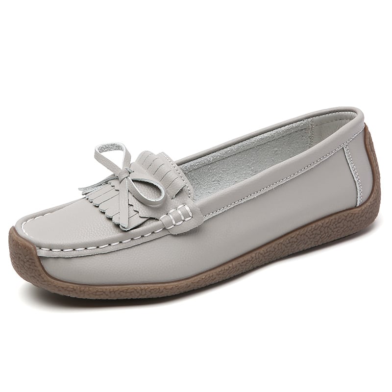 Grå loafers i äkta läder med fransar och rosett