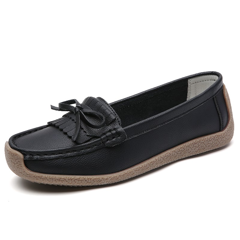 Svarta loafers i äkta läder med fransar och rosett