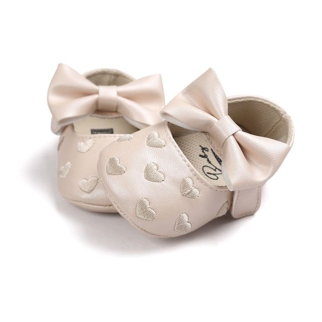 Beige loafers för babyflickor med hjärtmönster