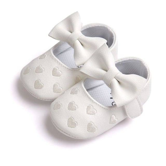 Vita loafers för babyflickor med hjärtmönster