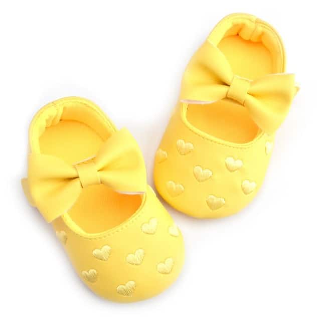 Gula loafers för babyflickor med hjärtmönster