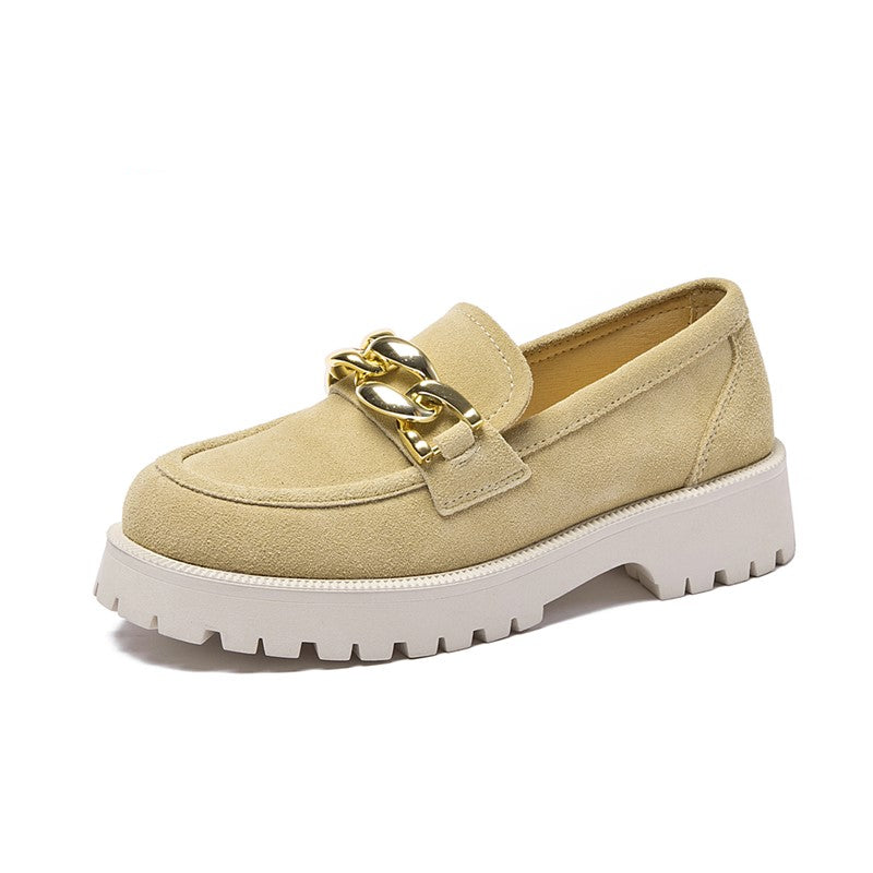 Gula loafers i mocka med guldspänne och tjock sula