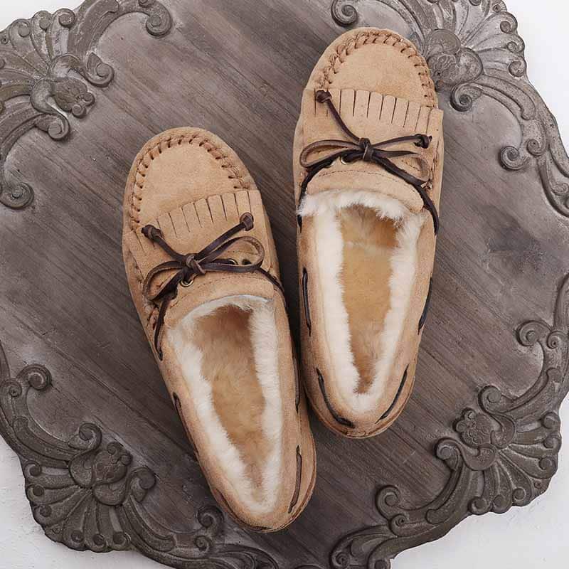 Fodrade beige mockasinloafers med rosett för damer