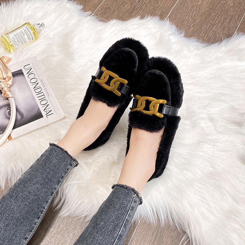 Svarta loafers i konstull med kedja för kvinnor