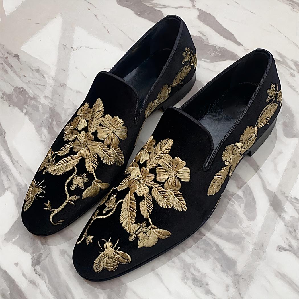 Loafers i svart sammet med gyllene blombroderier, bild 4 av 5