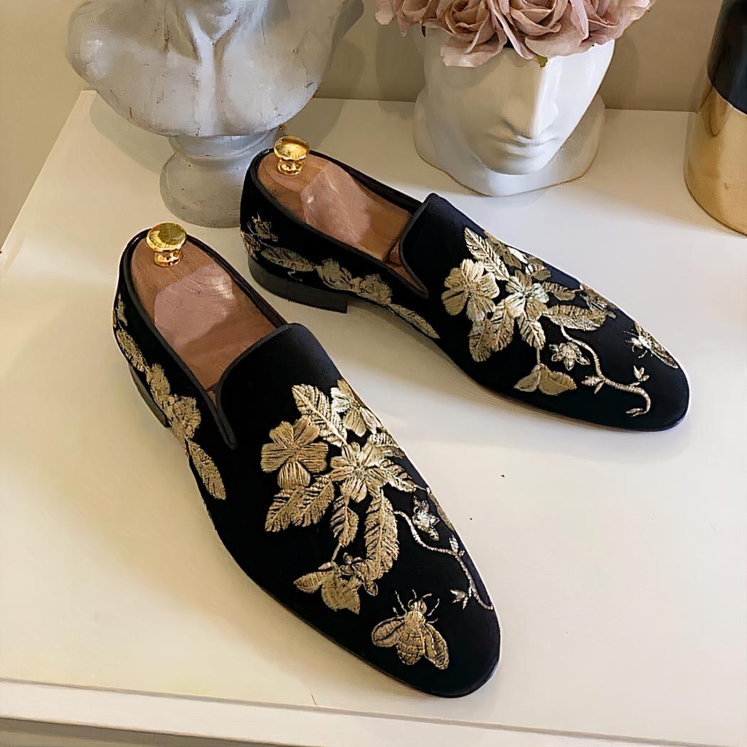 Loafers i svart sammet med gyllene blombroderier, bild 2 av 5