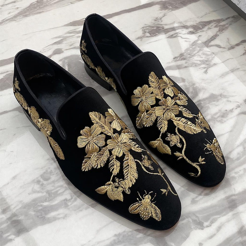 Loafers i svart sammet med gyllene blombroderier, bild 3 av 5