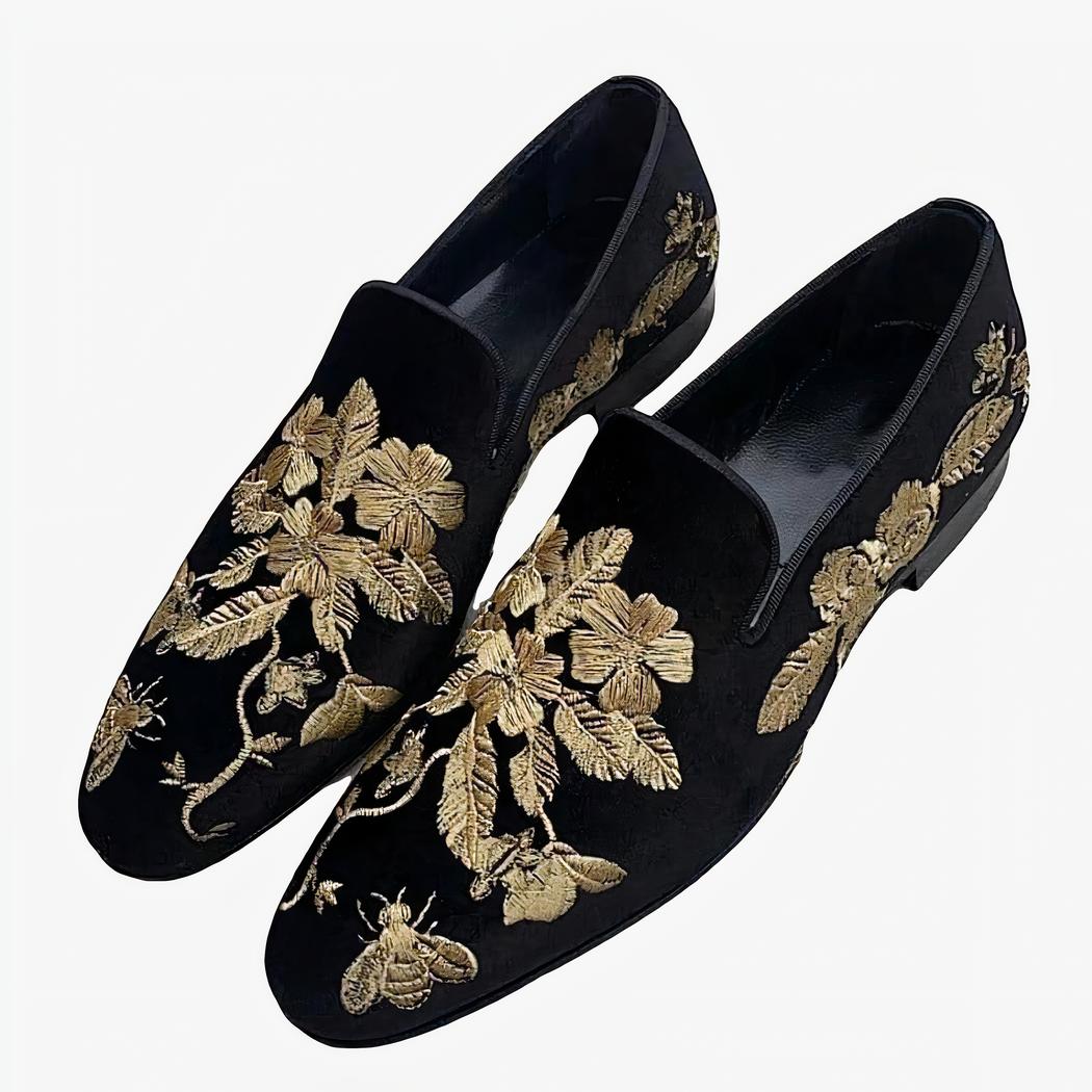 Loafers i svart sammet med gyllene blombroderier