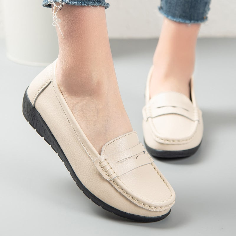 Lätta att ta på beige loafers i läder för kvinnor