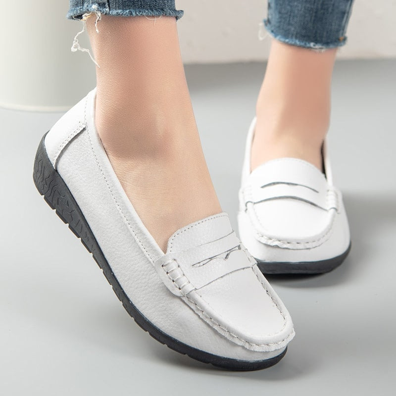 Lätta att ta på vita loafers i läder för kvinnor