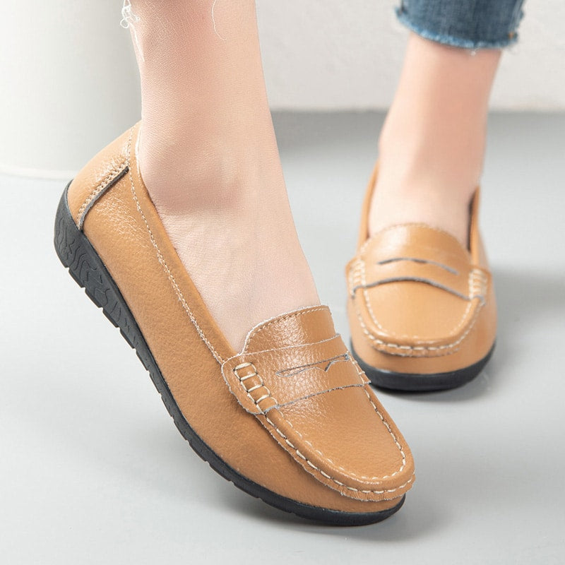 Lätta att ta på kamelfärgade loafers i läder för kvinnor
