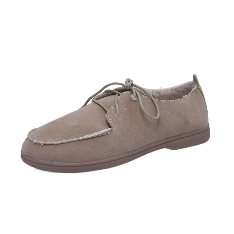 Beige mocka med snörning och fleecefoder mot en vit bakgrund
