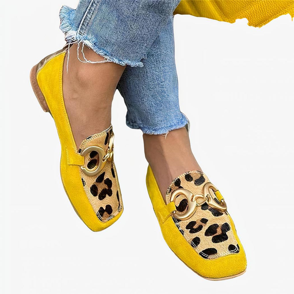Gula platta loafers med leopardmönster och guldspänne för dam