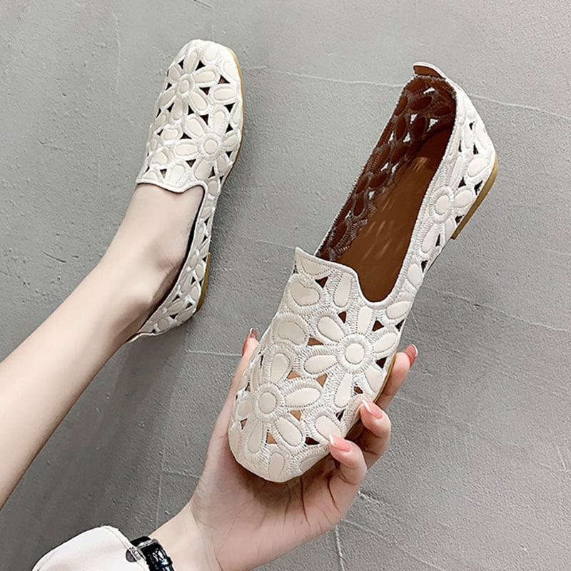 Platta mjuka vita loafers med genombruten design och blommönster
