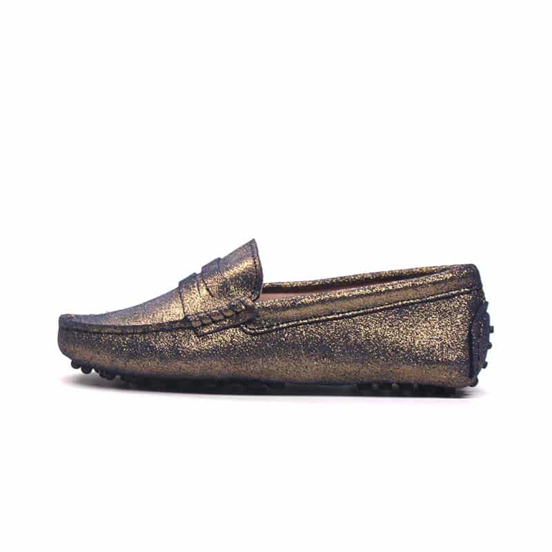 Foto av en brun moccasin mot en vit bakgrund